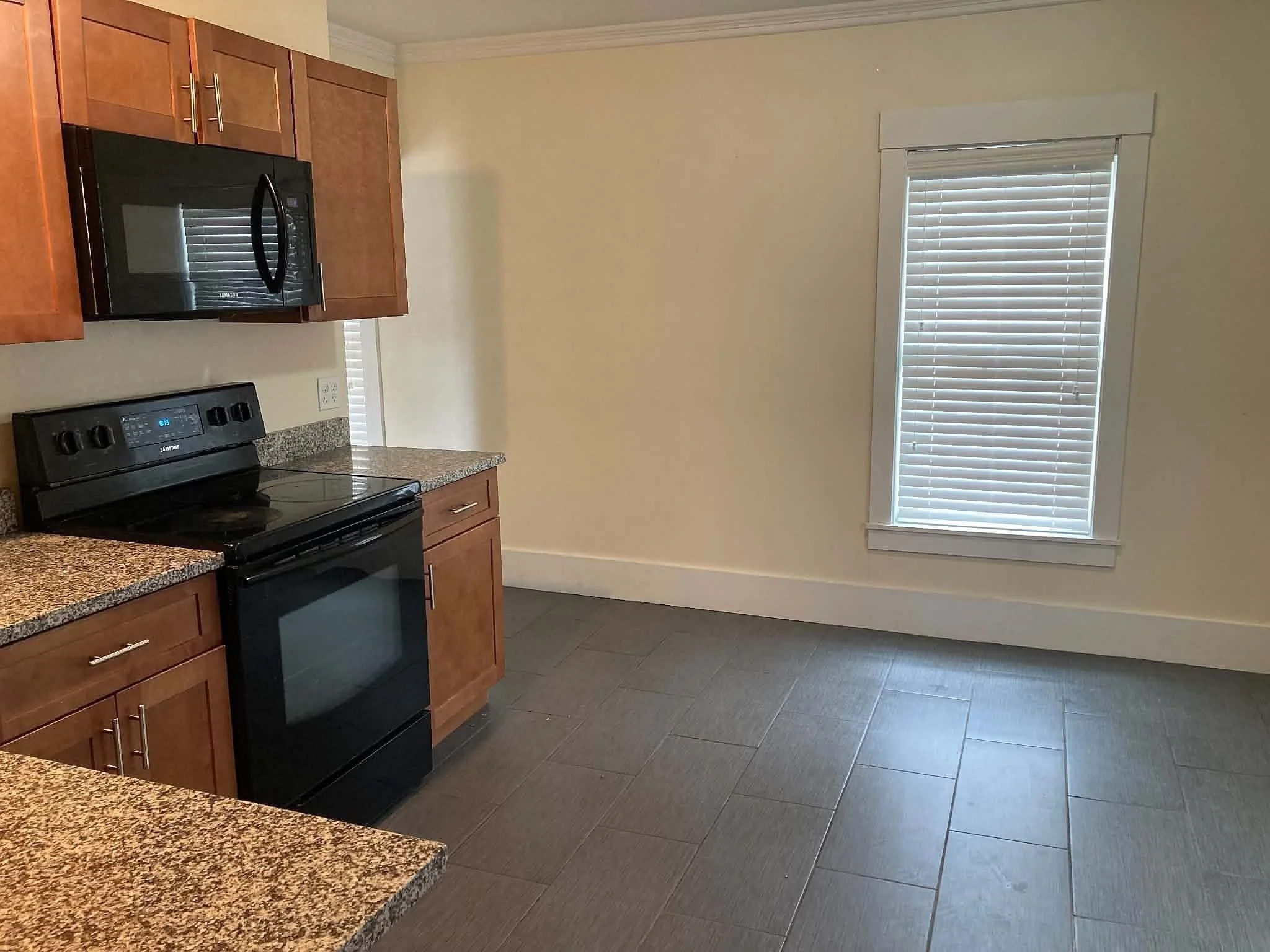 5 bed, 1 bath apartment for rent at 26 Orange St Unit 2, Fitchburg — photo 4 of 14