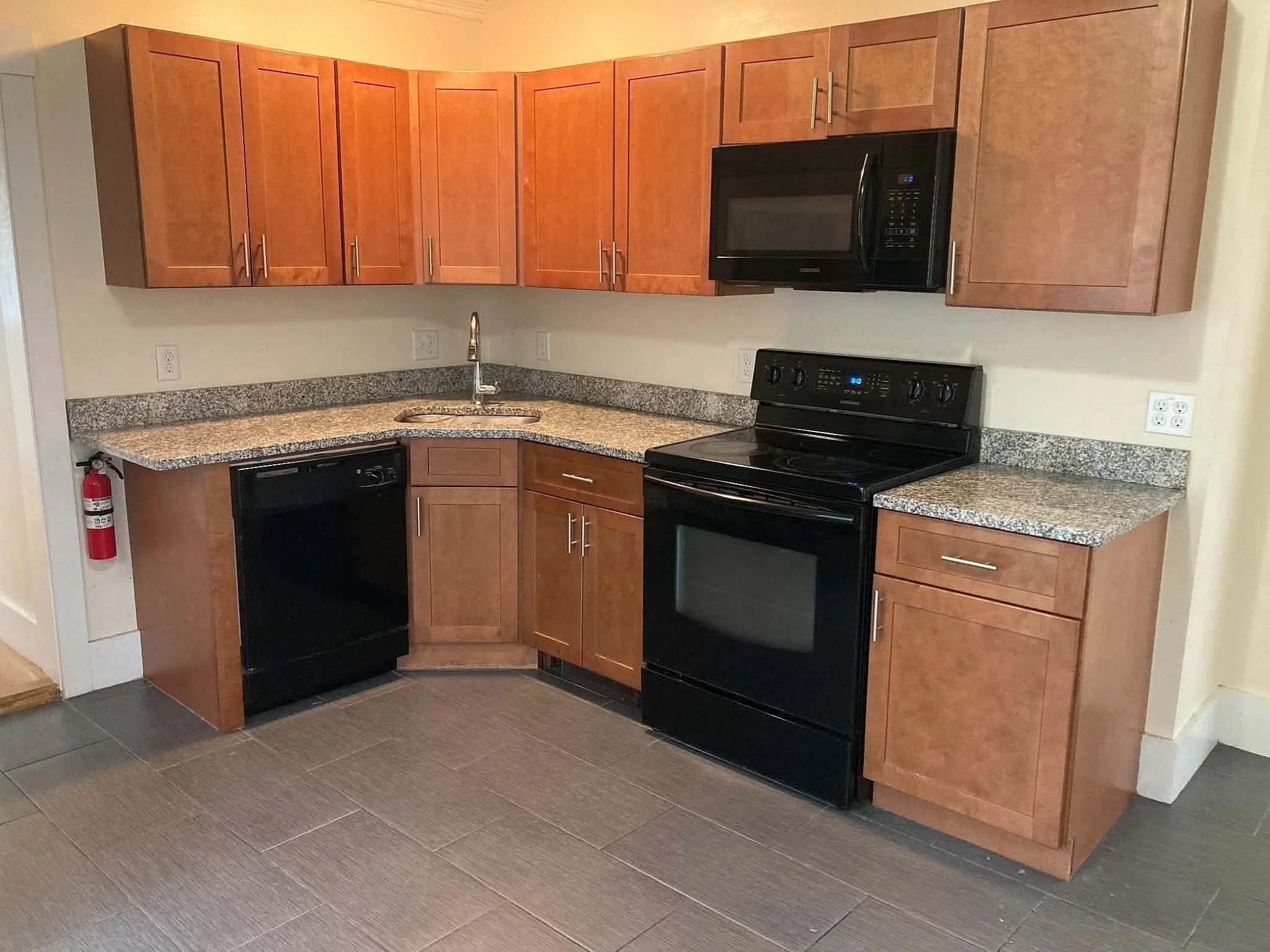 5 bed, 1 bath apartment for rent at 26 Orange St Unit 2, Fitchburg — photo 2 of 14