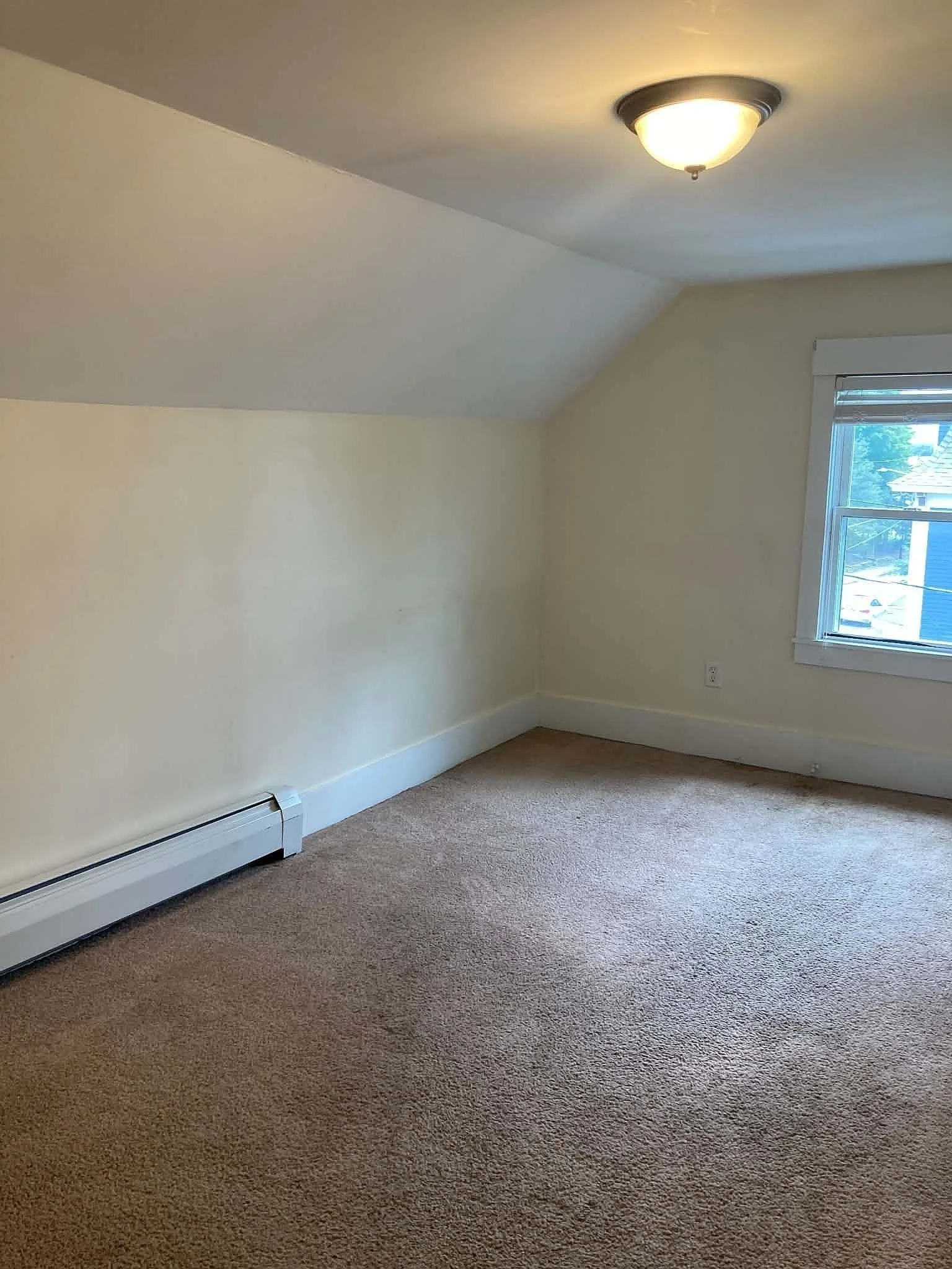 5 bed, 1 bath apartment for rent at 26 Orange St Unit 2, Fitchburg — photo 9 of 14