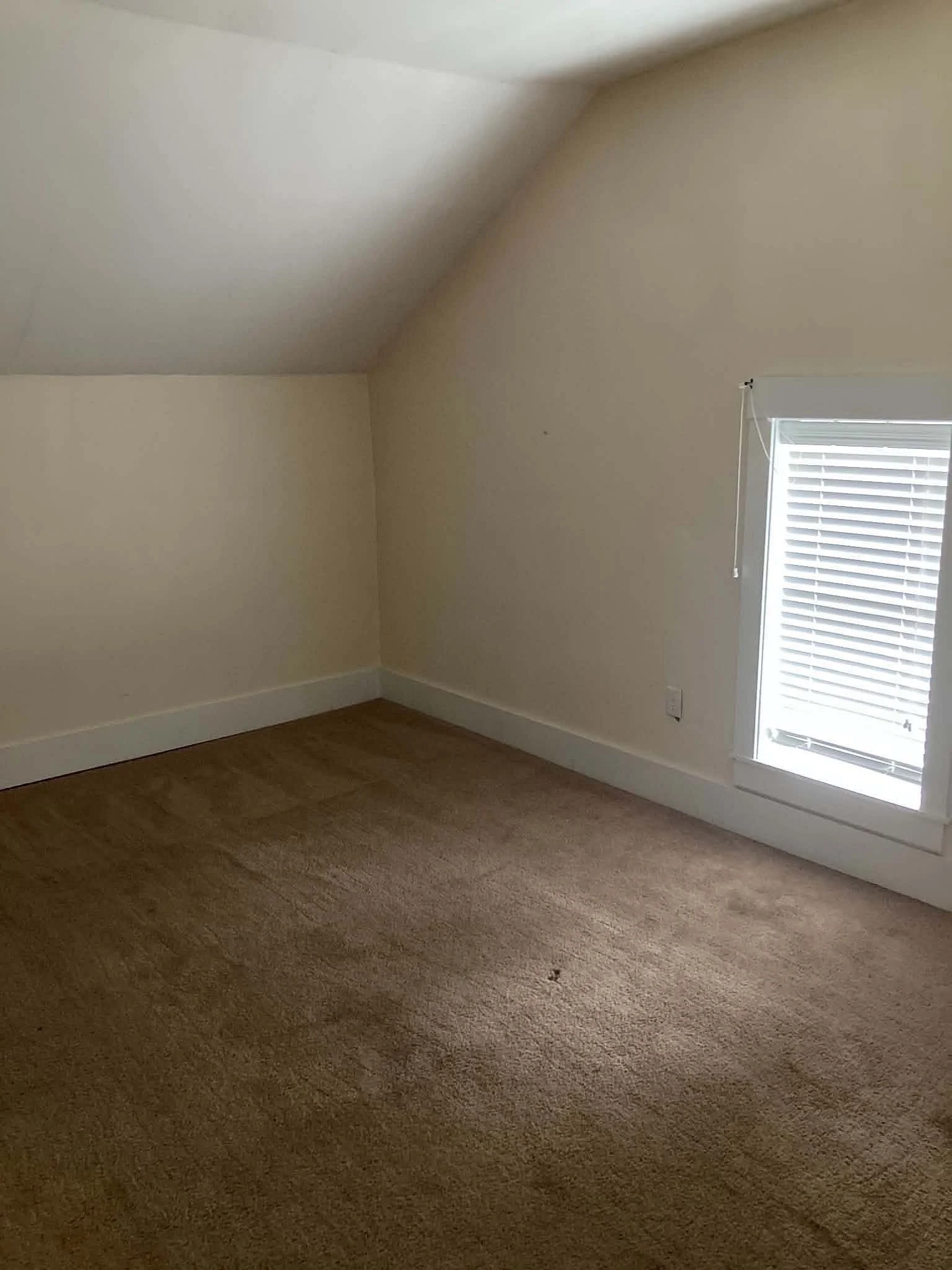 5 bed, 1 bath apartment for rent at 26 Orange St Unit 2, Fitchburg — photo 12 of 14