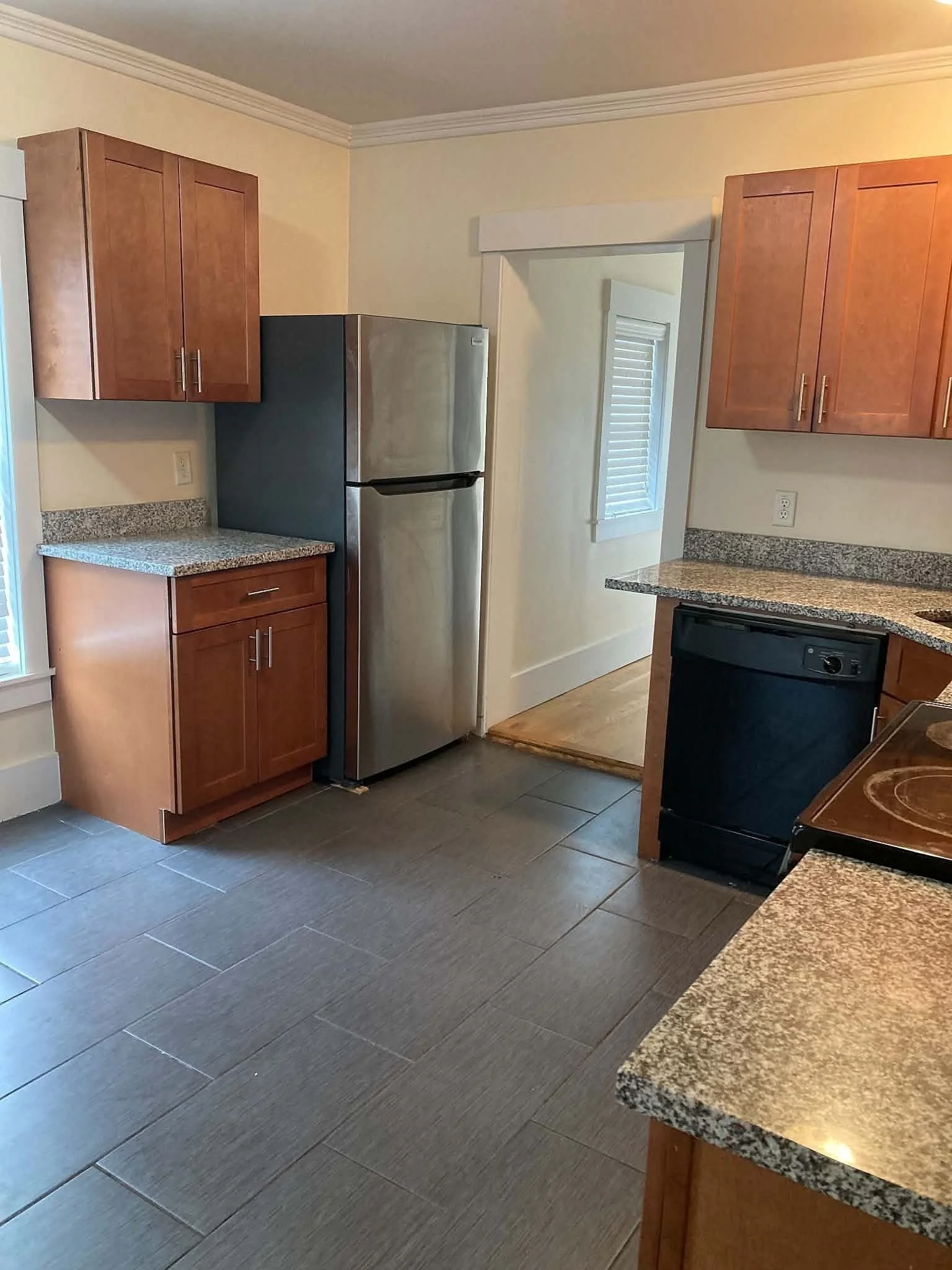 5 bed, 1 bath apartment for rent at 26 Orange St Unit 2, Fitchburg — photo 3 of 14