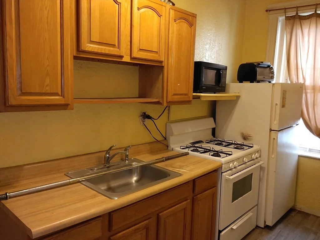 1 bed, 1 bath apartment for rent at 26 Park Vale Unit 4, Allston — photo 4 of 8