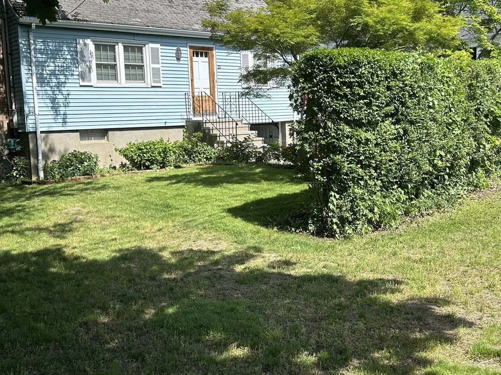3 bed, 1 bath apartment for rent at 26 Pearl St, Lexington — photo 1 of 8