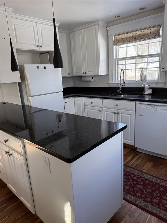 3 bed, 1 bath apartment for rent at 26 Pearl St, Lexington — photo 4 of 8