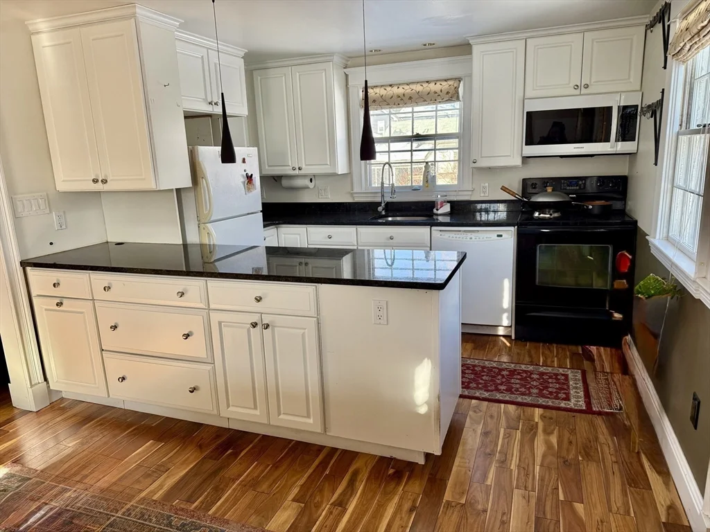 3 bed, 1 bath apartment for rent at 26 Pearl St, Lexington — photo 3 of 8
