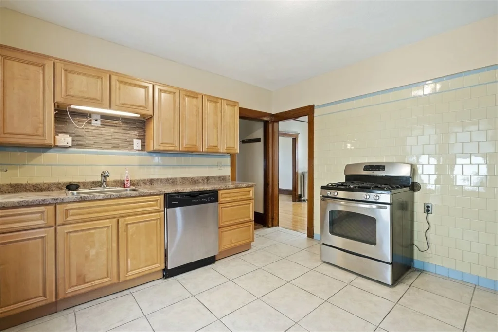 4 bed, 2 bath apartment for rent at 26 Pennsylvania Ave Unit 26, East Somerville — photo 4 of 25
