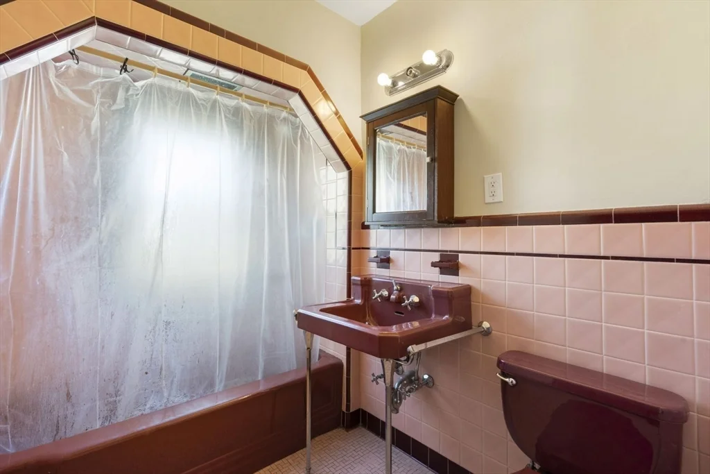 4 bed, 2 bath apartment for rent at 26 Pennsylvania Ave Unit 26, East Somerville — photo 16 of 25