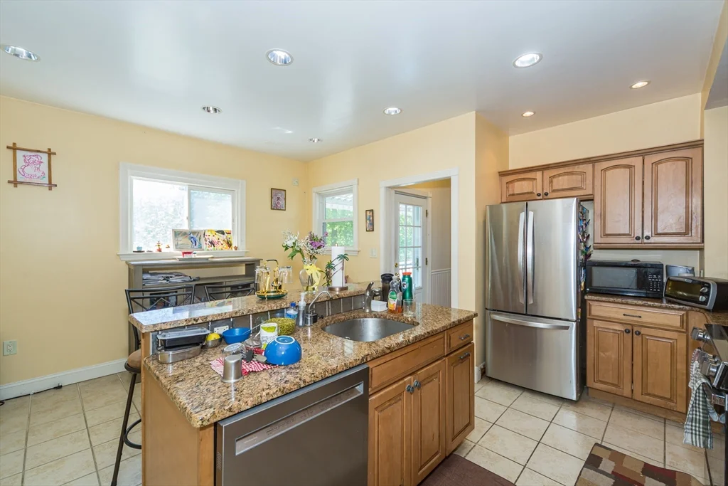 7 bed, 2 bath apartment for rent at 26 Pine St Unit 26, Natick — photo 6 of 34