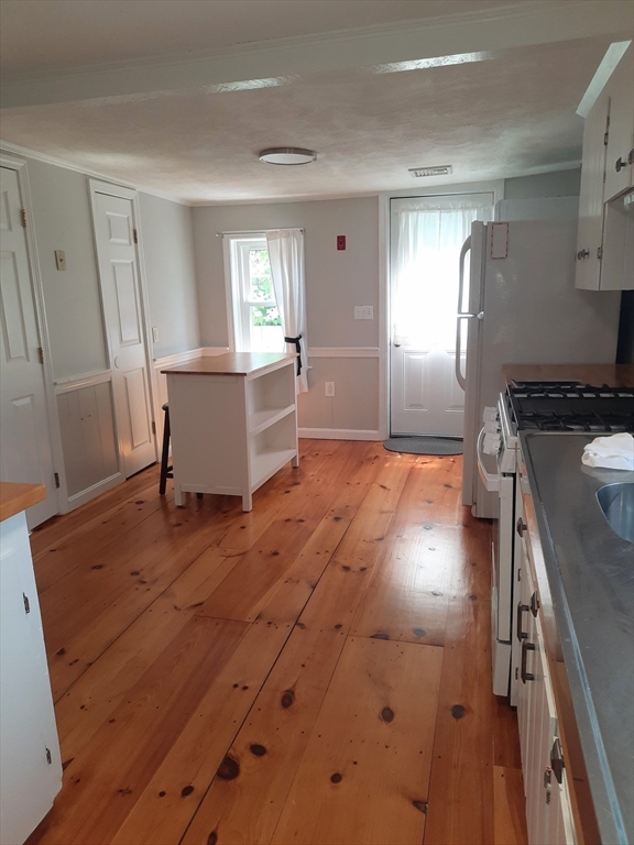 2 bed, 1 bath apartment for rent at 26 Virginia St, Marshfield — photo 4 of 8