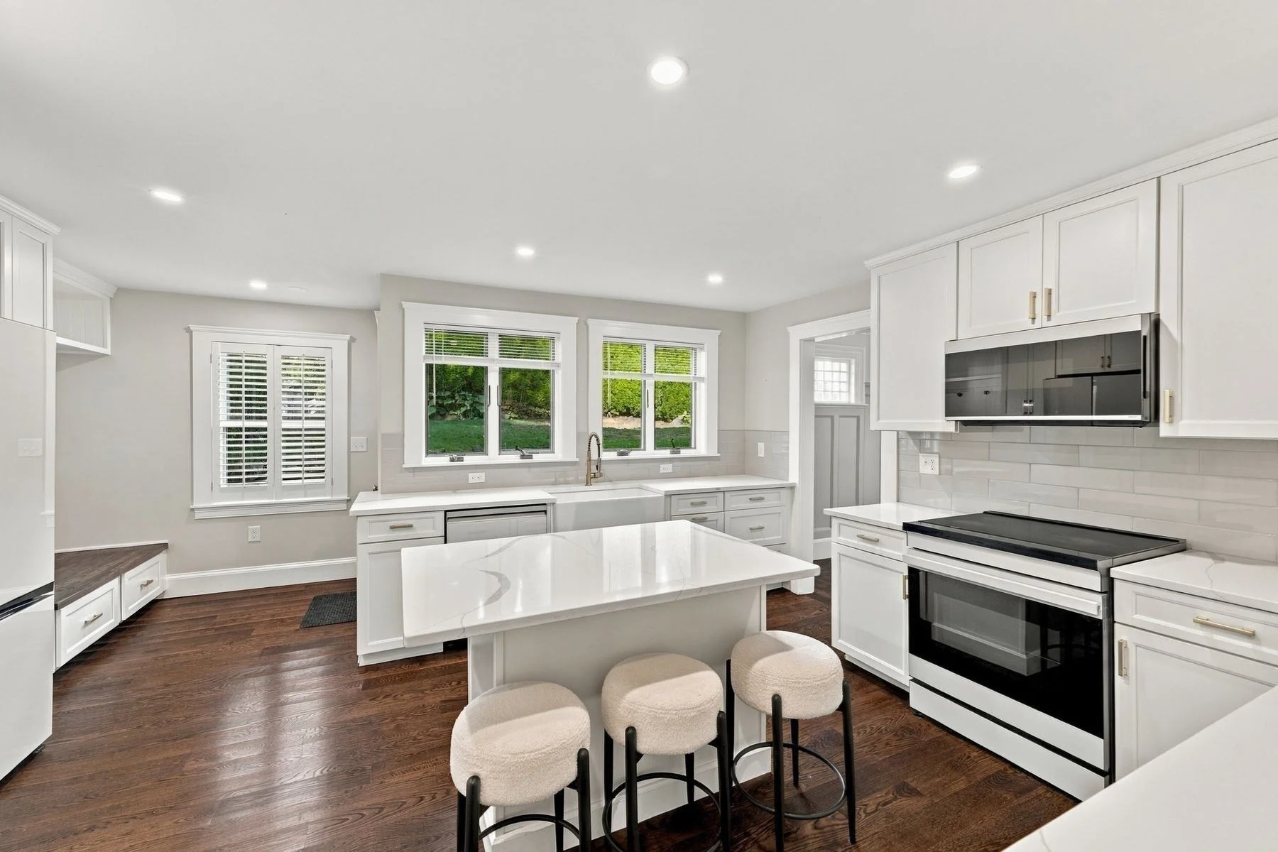 4 bed, 2 bath apartment for rent at 26 Walker Rd, Swampscott — photo 3 of 39