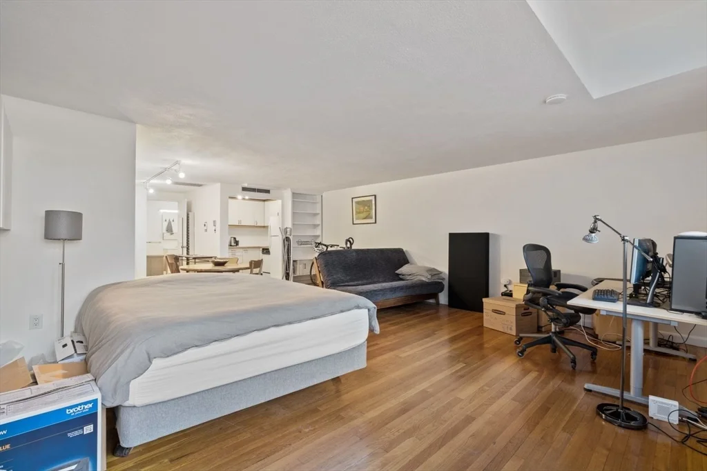 Studio bed, 1 bath apartment for rent at 260 Beacon St Unit 3, Back Bay — photo 3 of 14