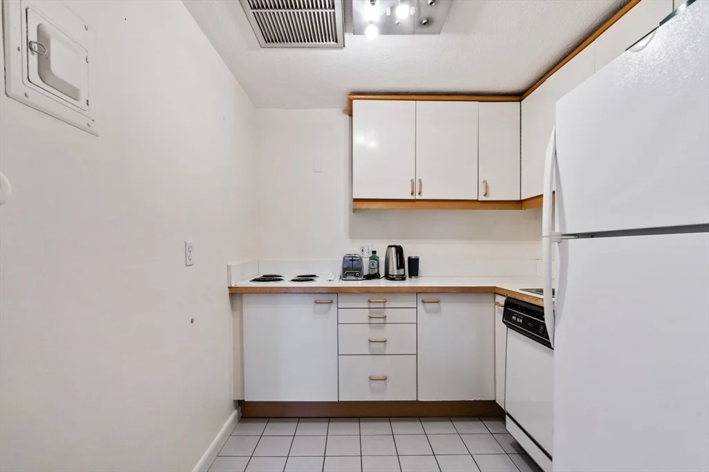 Studio bed, 1 bath apartment for rent at 260 Beacon St Unit 3, Back Bay — photo 6 of 14