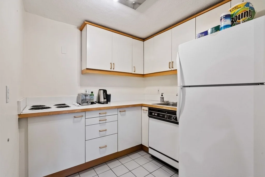 Studio bed, 1 bath apartment for rent at 260 Beacon St Unit 3, Back Bay — photo 7 of 14
