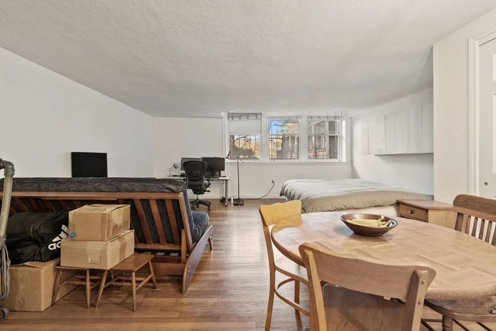 Studio bed, 1 bath apartment for rent at 260 Beacon St Unit 3, Back Bay — photo 5 of 14