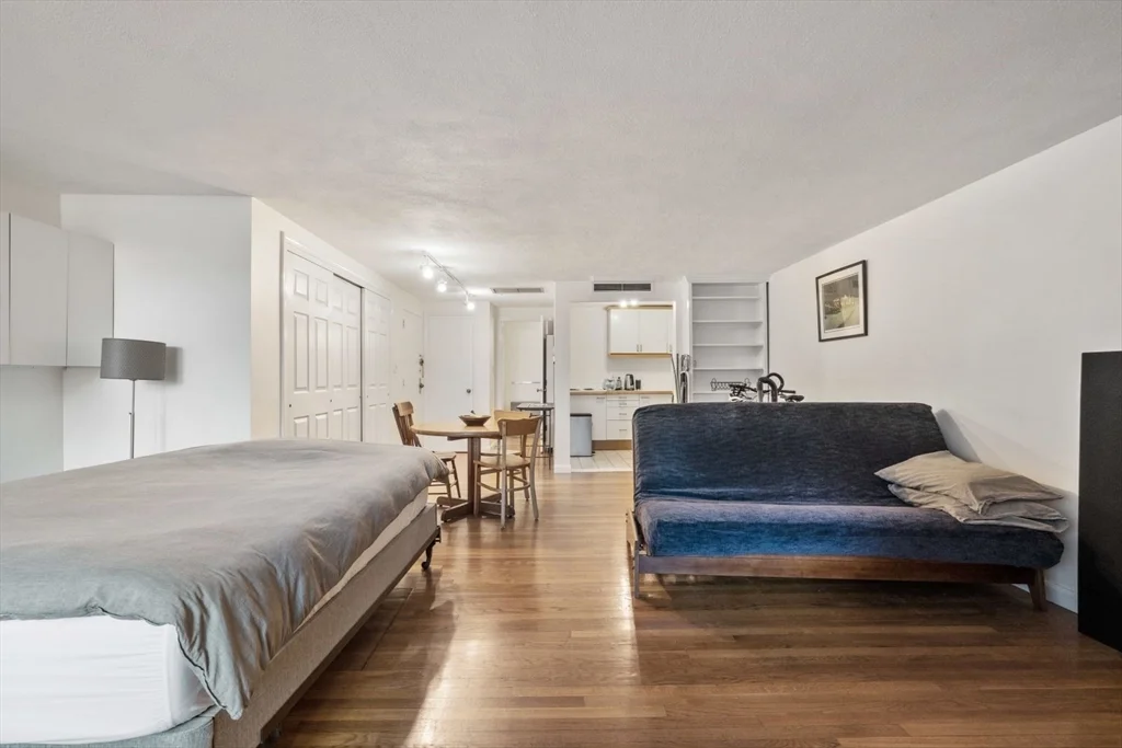 Studio bed, 1 bath apartment for rent at 260 Beacon St Unit 3, Back Bay — photo 2 of 14