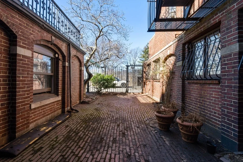 Studio bed, 1 bath apartment for rent at 260 Beacon St Unit 3, Back Bay — photo 10 of 14