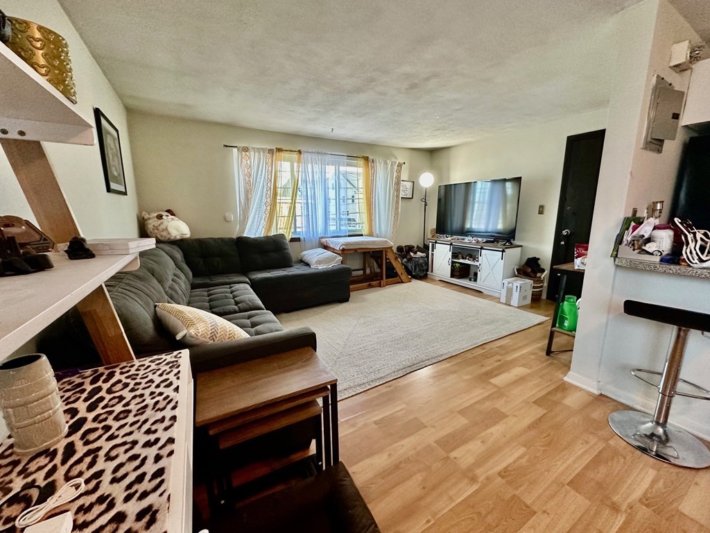 1 bed, 1 bath apartment for rent at 260 River St Unit 6, Waltham