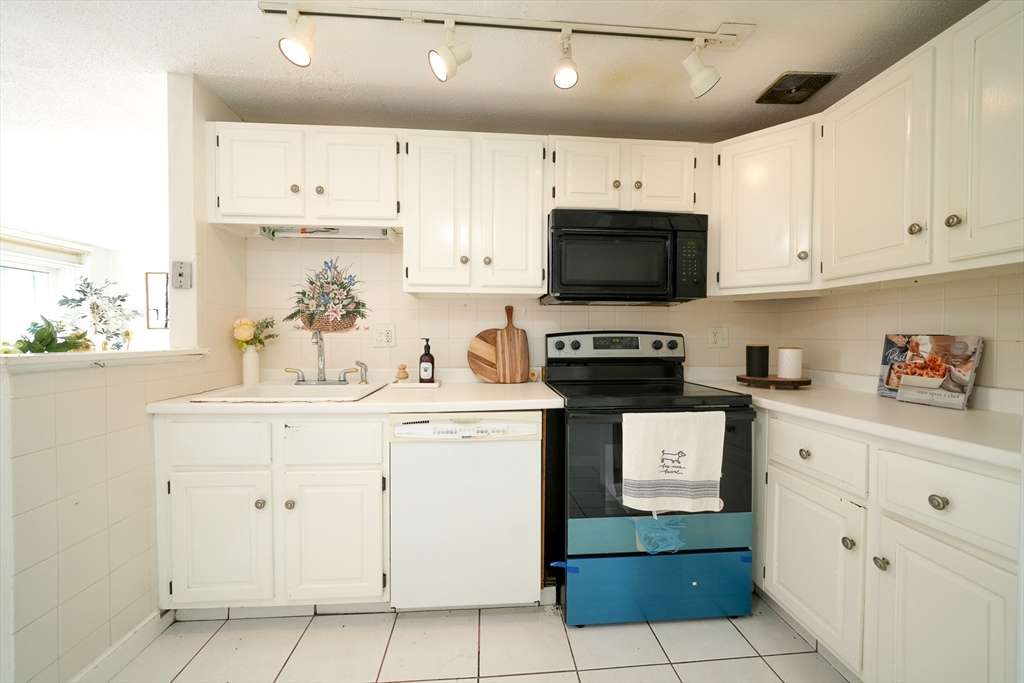 2 bed, 1 bath apartment for rent at 260 Tremont Unit 13, Melrose — photo 9 of 17