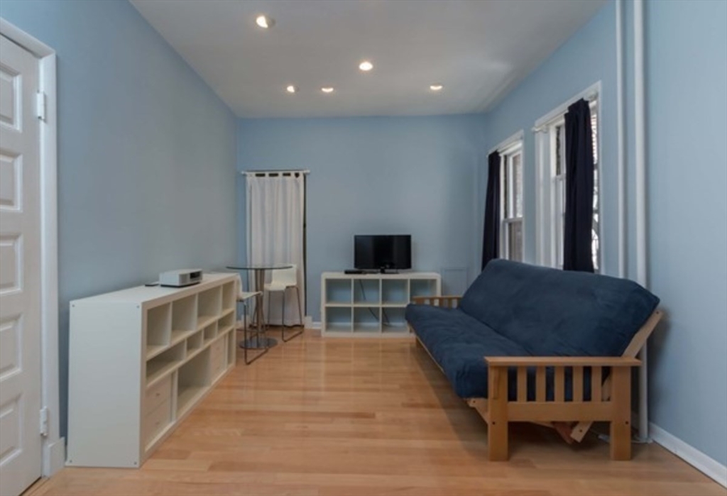 Studio bed, 1 bath apartment for rent at 261 Beacon St Unit 52, Back Bay — photo 2 of 12
