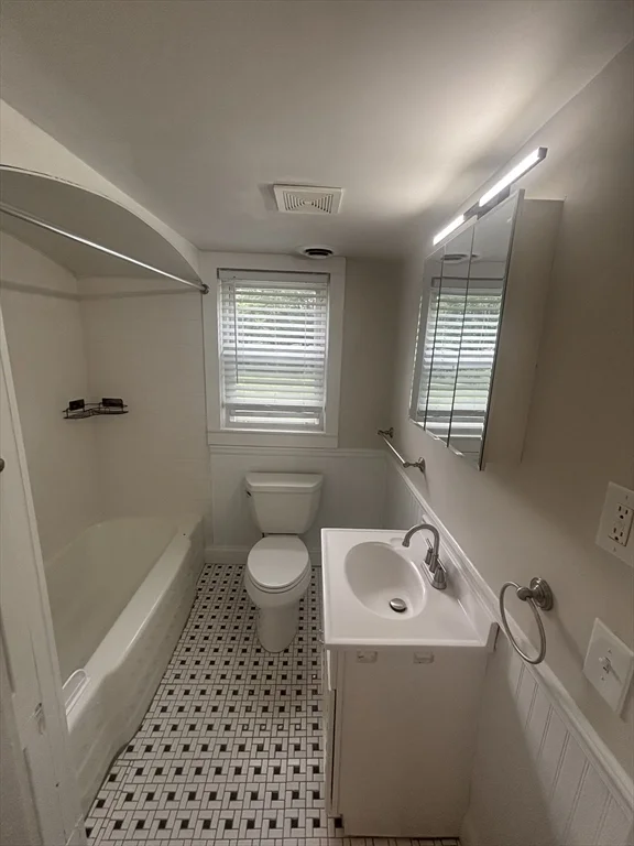1 bed, 1 bath apartment for rent at 261 Plymouth St Unit 4, East Bridgewater — photo 4 of 10
