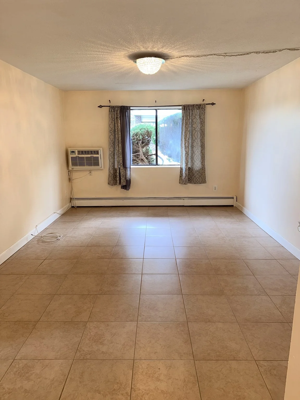 2 bed, 1 bath apartment for rent at 262 E Haverhill St Unit 2, Lawrence — photo 4 of 9