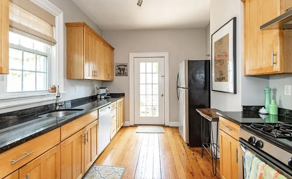 3 bed, 1 bath apartment for rent at 262 W 5th St, South Boston — photo 4 of 11