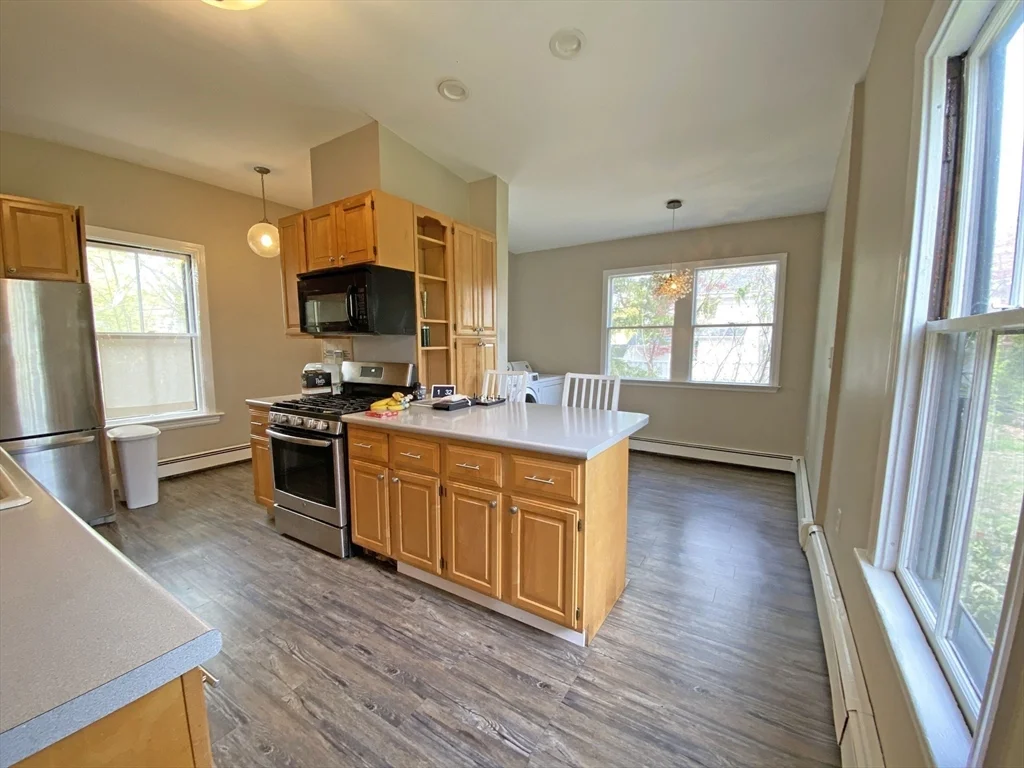 4 bed, 2 bath apartment for rent at 263 Auburndale Ave, Auburndale — photo 3 of 22
