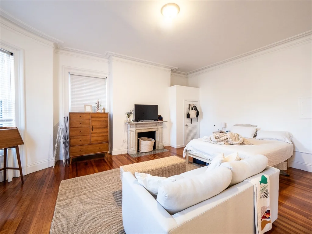 Studio bed, 1 bath apartment for rent at 263 Clarendon St Unit 4, Boston — photo 3 of 8