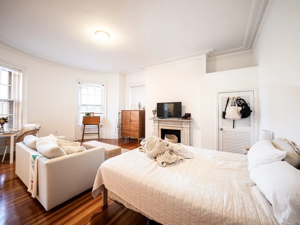 Studio bed, 1 bath apartment for rent at 263 Clarendon St Unit 4, Boston — photo 1 of 8