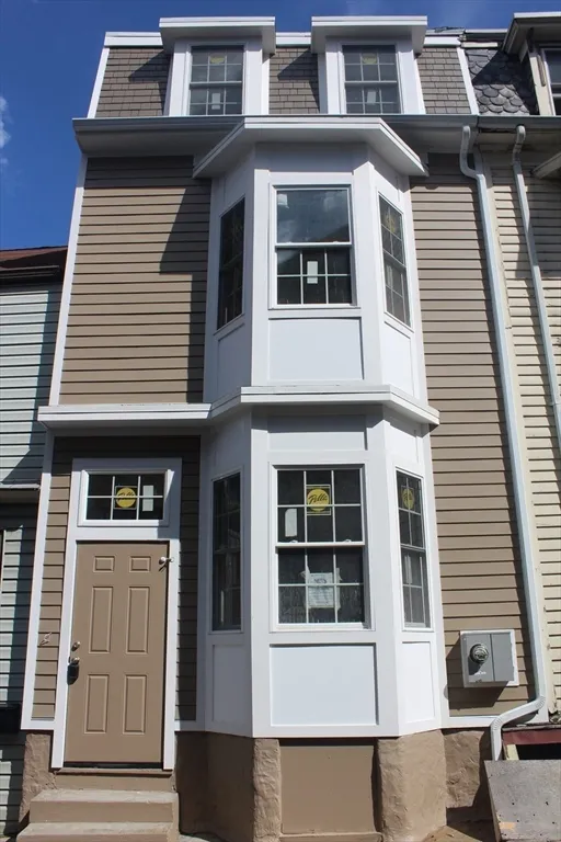 4 bed, 3 bath apartment for rent at 264 Bowen St Unit 264, South Boston