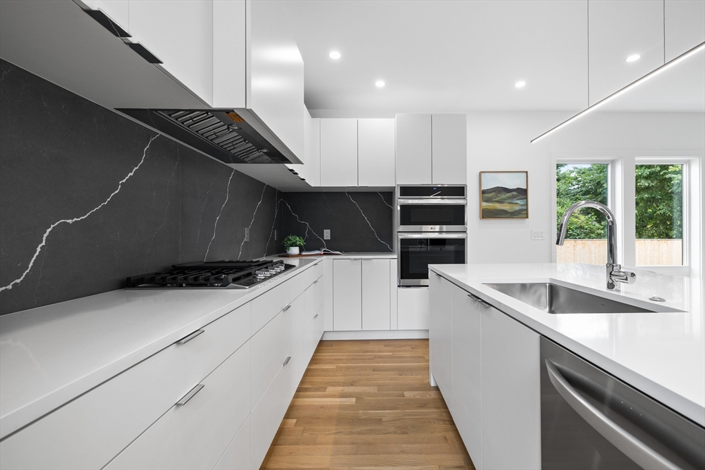 4 bed, 4+ bath apartment for rent at 264 Lagrange St Unit U-264, Chestnut Hill — photo 6 of 12