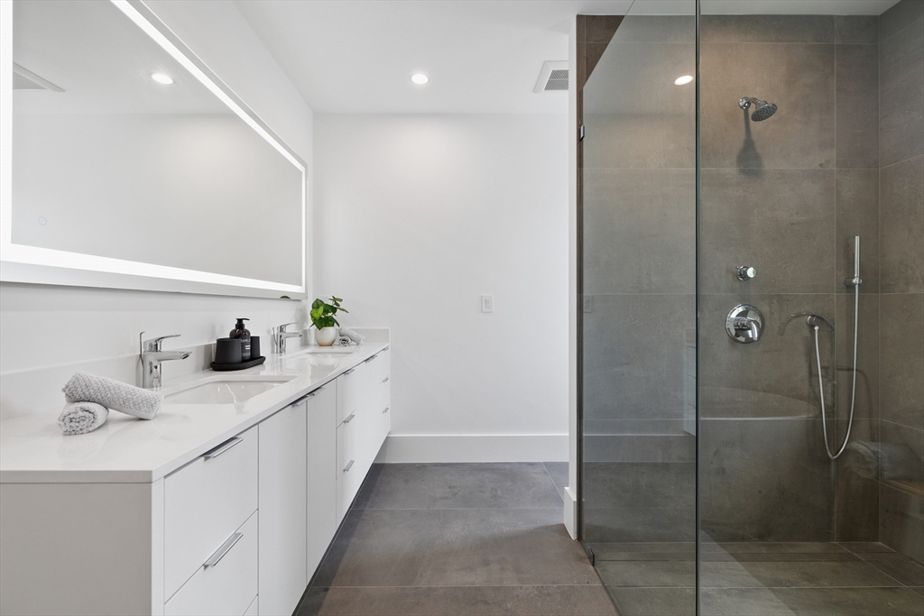 4 bed, 4+ bath apartment for rent at 264 Lagrange St Unit U-264, Chestnut Hill — photo 9 of 12