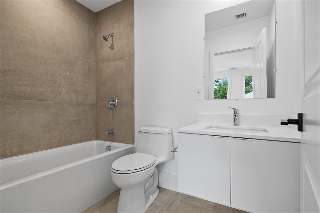 4 bed, 4+ bath apartment for rent at 264 Lagrange St Unit U-264, Chestnut Hill — photo 11 of 12