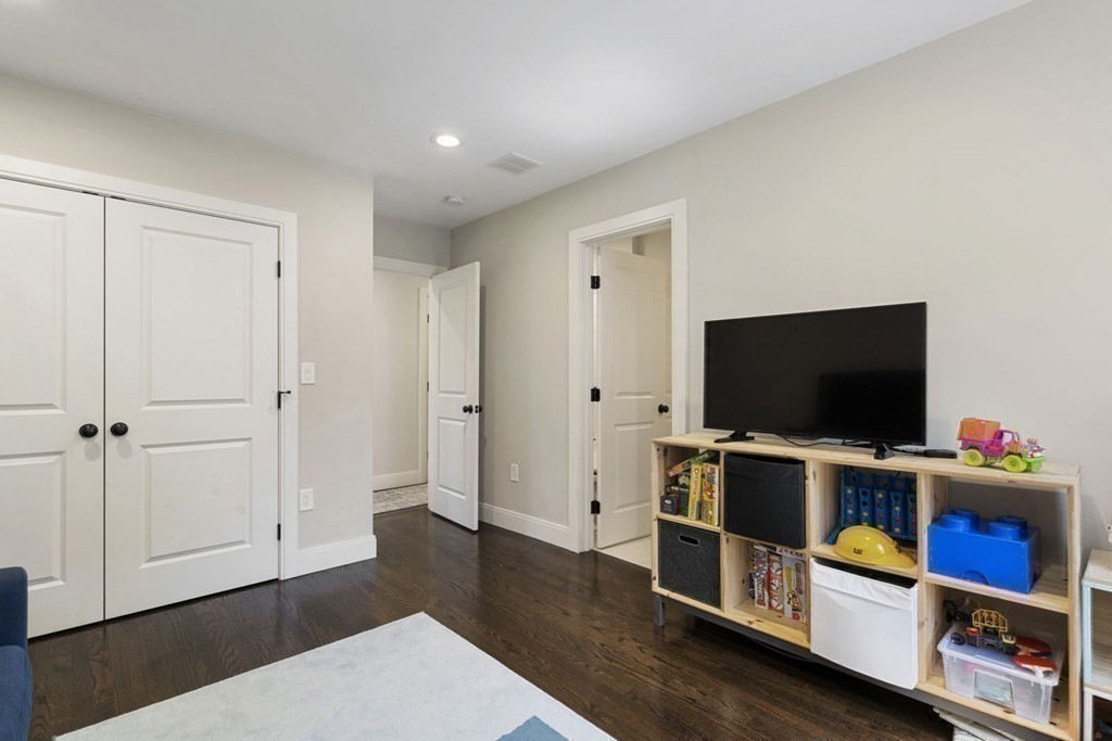 5 bed, 4+ bath apartment for rent at 265 Jackson St, Newton — photo 23 of 38