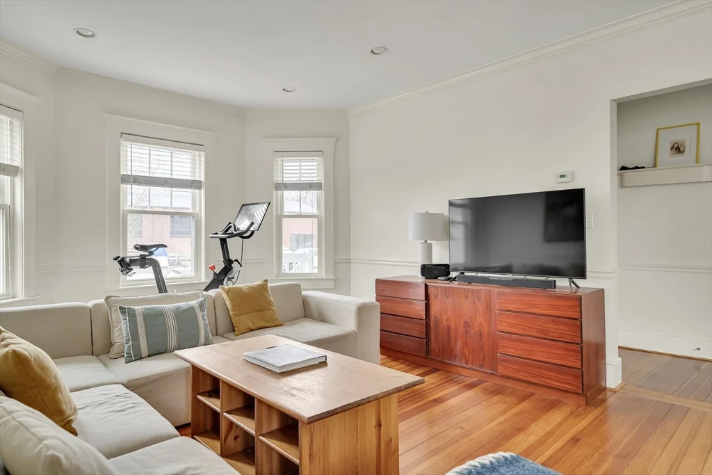 2 bed, 1 bath apartment for rent at 266 Belmont St Unit 1, Watertown — photo 6 of 25