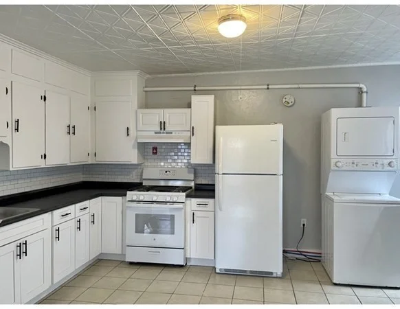 1 bed, 1 bath apartment for rent at 266 W Sixth Unit REAR, Lowell