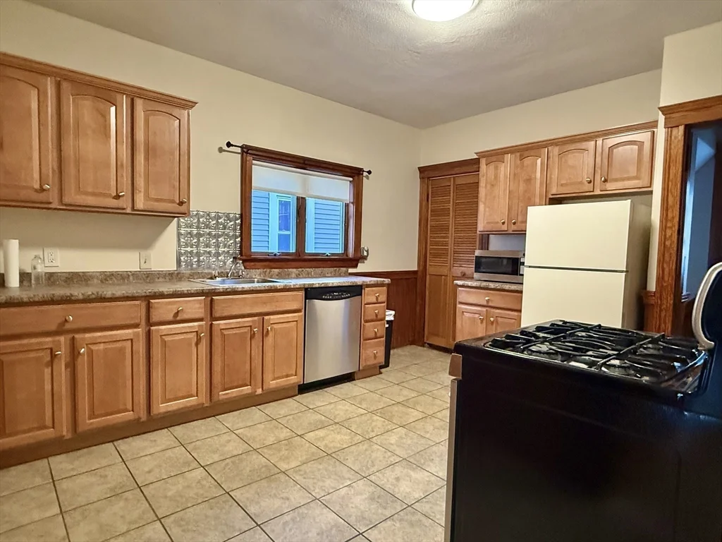 3 bed, 1 bath apartment for rent at 267 Boston Ave Unit 2, Tufts University — photo 7 of 19
