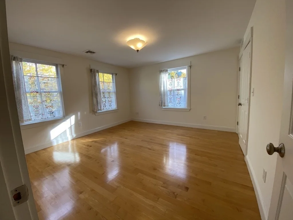 3 bed, 1.5 bath apartment for rent at 267 Norfolk St Unit 267, The Port — photo 11 of 19