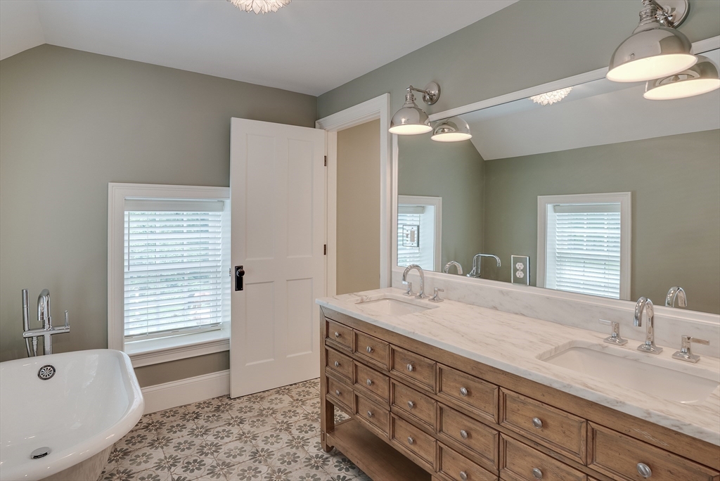4 bed, 3 bath apartment for rent at 269 Dudley Rd Unit -, Bedford — photo 14 of 34