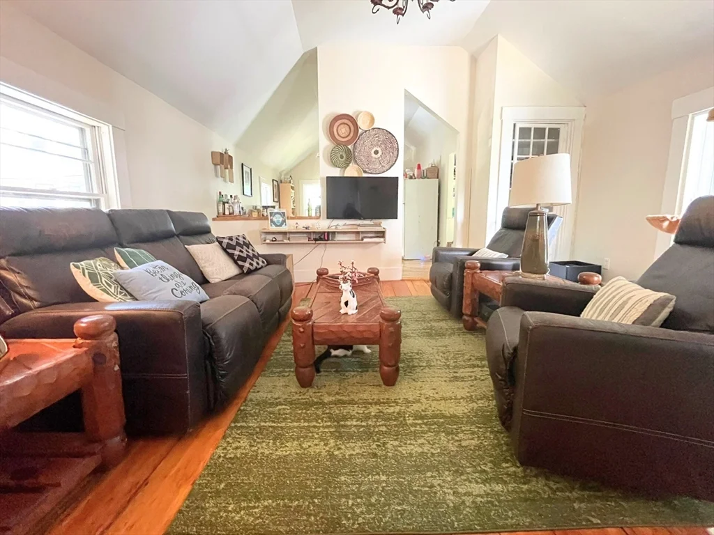 4 bed, 1 bath apartment for rent at 269 Lamartine St Unit 2, Jamaica Plain — photo 2 of 34