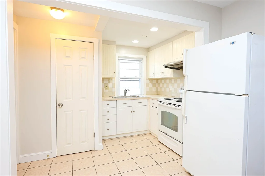 3 bed, 1 bath apartment for rent at 269 Pond St, Braintree — photo 4 of 22
