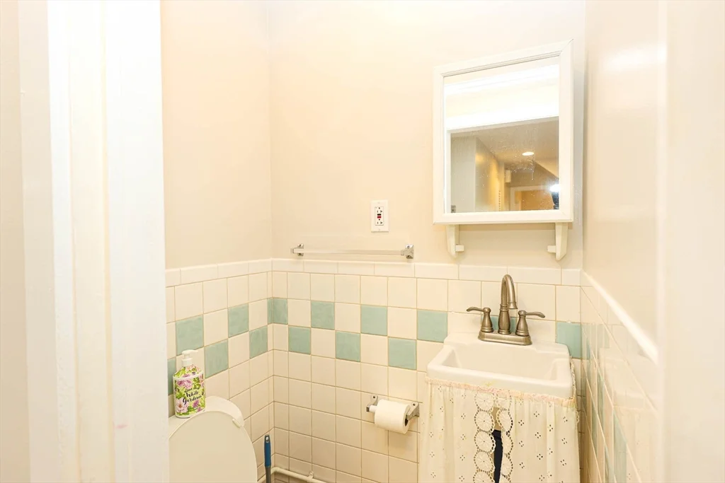 3 bed, 1 bath apartment for rent at 269 Pond St, Braintree — photo 5 of 22