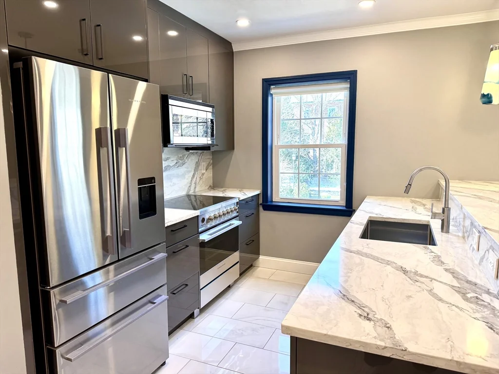 1 bed, 1 bath apartment for rent at 27-29 Commonwealth Ave Unit 6, Chestnut Hill — photo 1 of 7