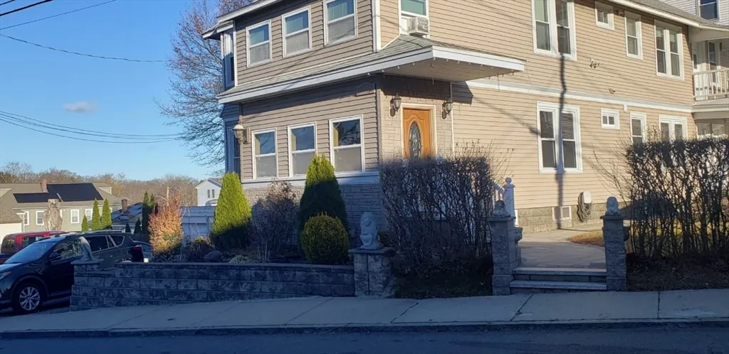 3 bed, 1 bath apartment for rent at 27-29 Vermont St Unit 2, Methuen — photo 2 of 4