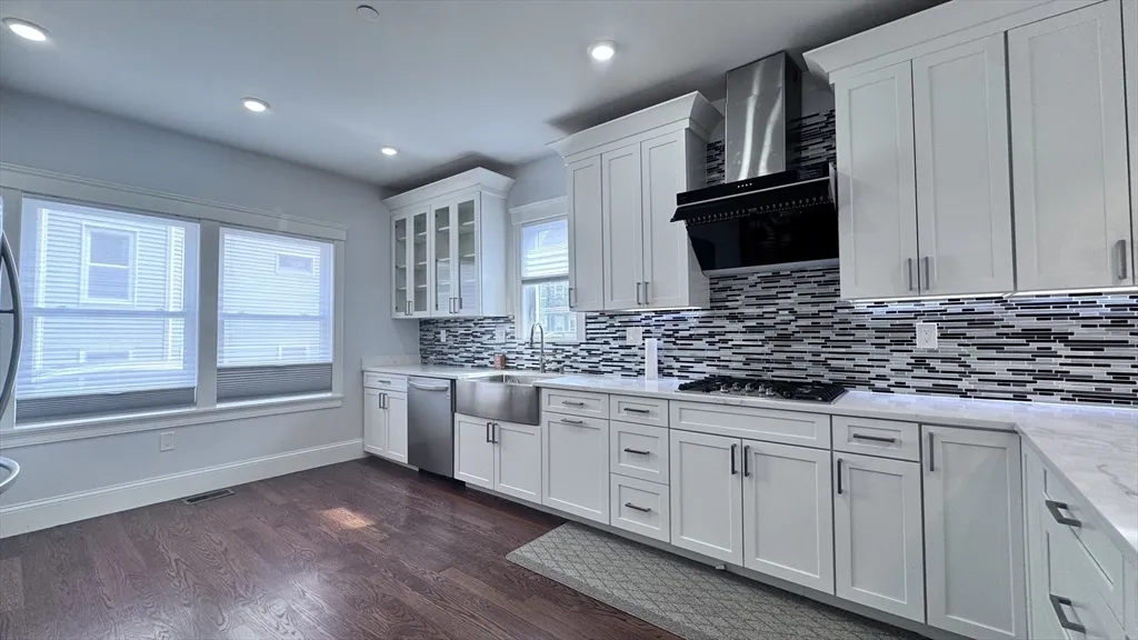 3 bed, 3 bath apartment for rent at 27-29 Aberdeen Rd Unit 1, Powder House Square — photo 2 of 30