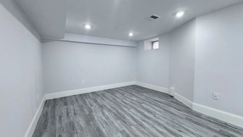 3 bed, 3 bath apartment for rent at 27-29 Aberdeen Rd Unit 1, Powder House Square — photo 21 of 30