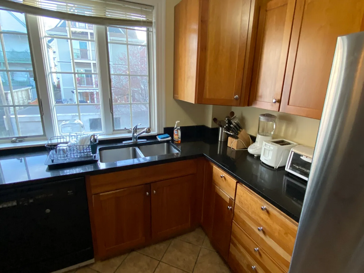5 bed, 2 bath apartment for rent at 27 Albion Pl Unit 2, Powder House Square — photo 2 of 26