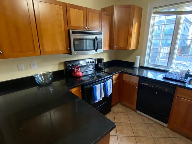 5 bed, 2 bath apartment for rent at 27 Albion Pl Unit 2, Powder House Square — photo 3 of 26