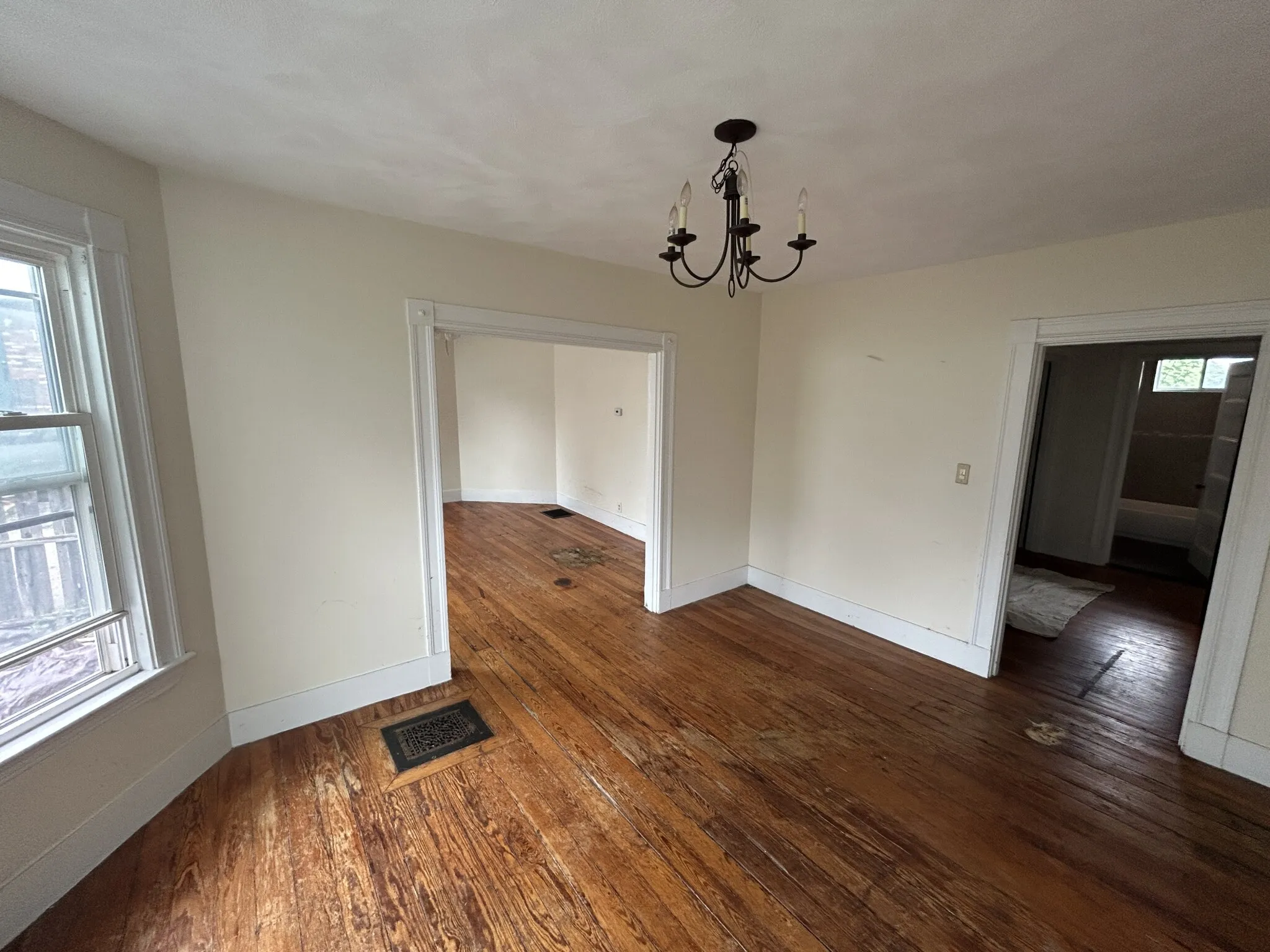 4 bed, 1 bath apartment for rent at 27 Albion St Unit 1, Powder House Square — photo 4 of 25