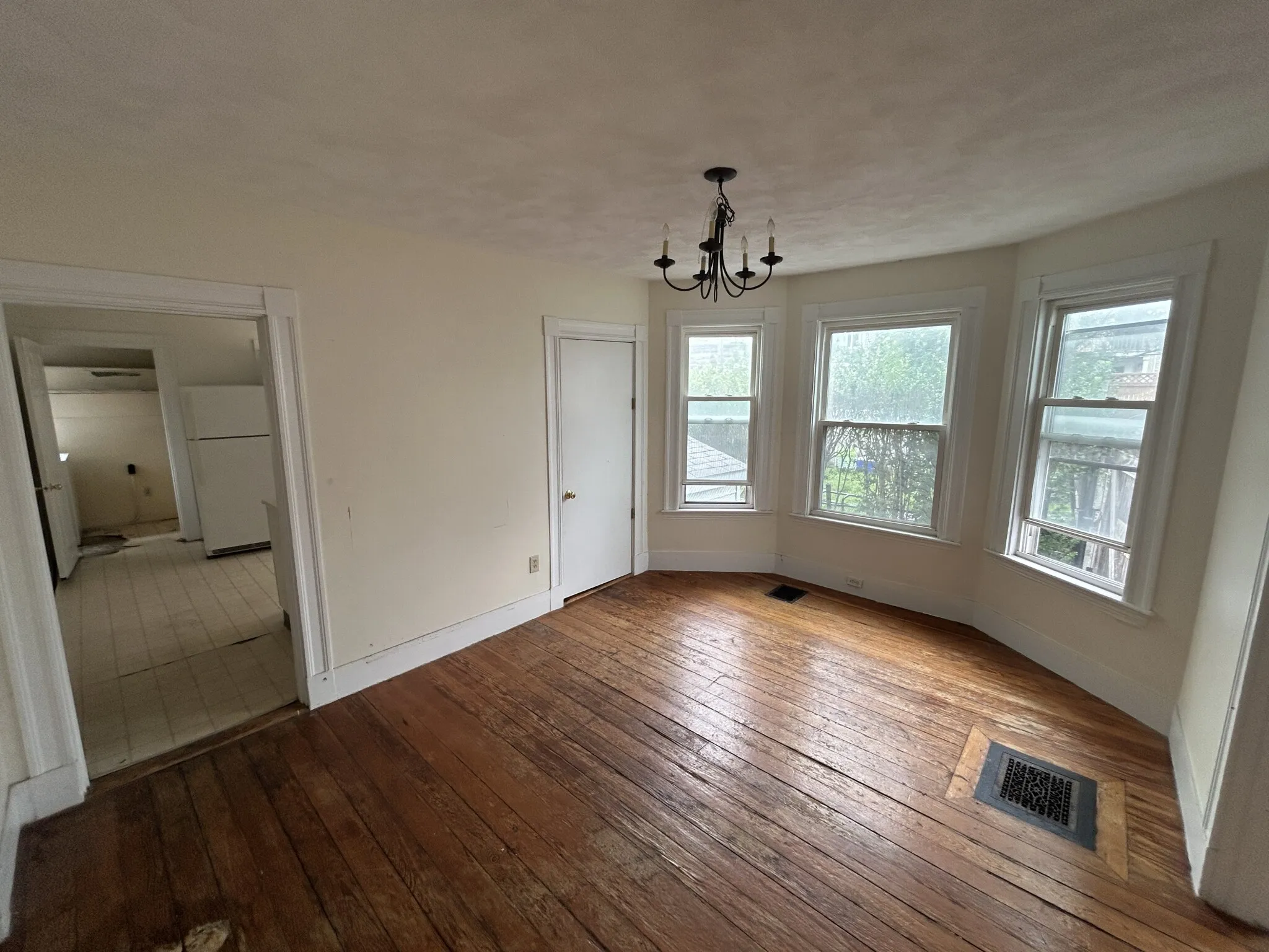 4 bed, 1 bath apartment for rent at 27 Albion St Unit 1, Powder House Square — photo 5 of 25
